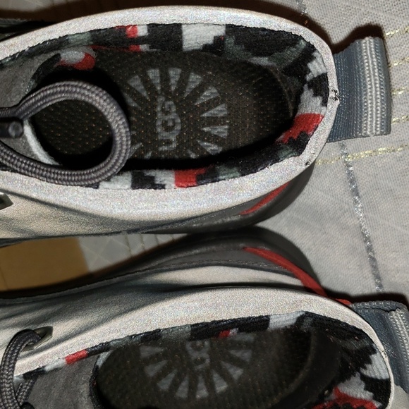 UGG New BOOTs KIDS Suede CANOE REFLECTIVE Treadlite Chukka Grey Red Black NIB 13 - Picture 10 of 16